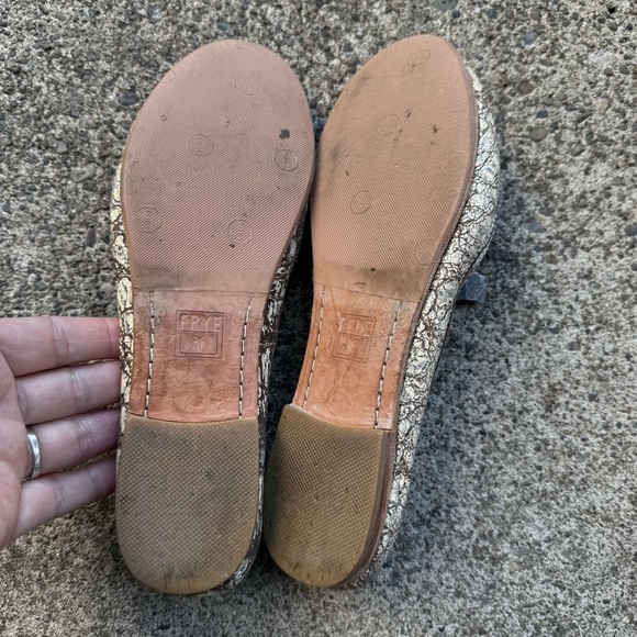 FRYE Carson Ballet Flats Beige Gold Leather Crackled Slip On - Picture 2 of 9
